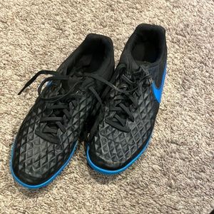 Nike Tiempo men’s size 8 indoor soccer shoe